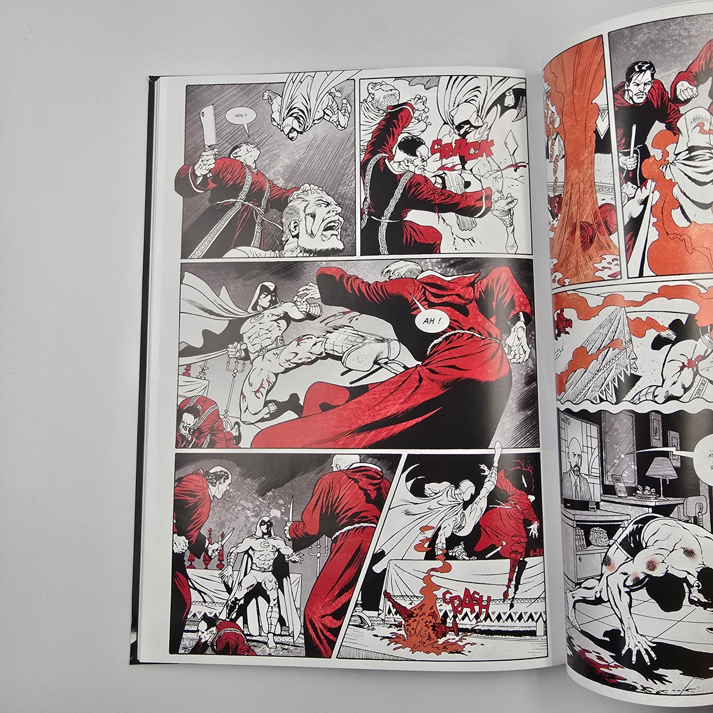Moon knight : black white blood.