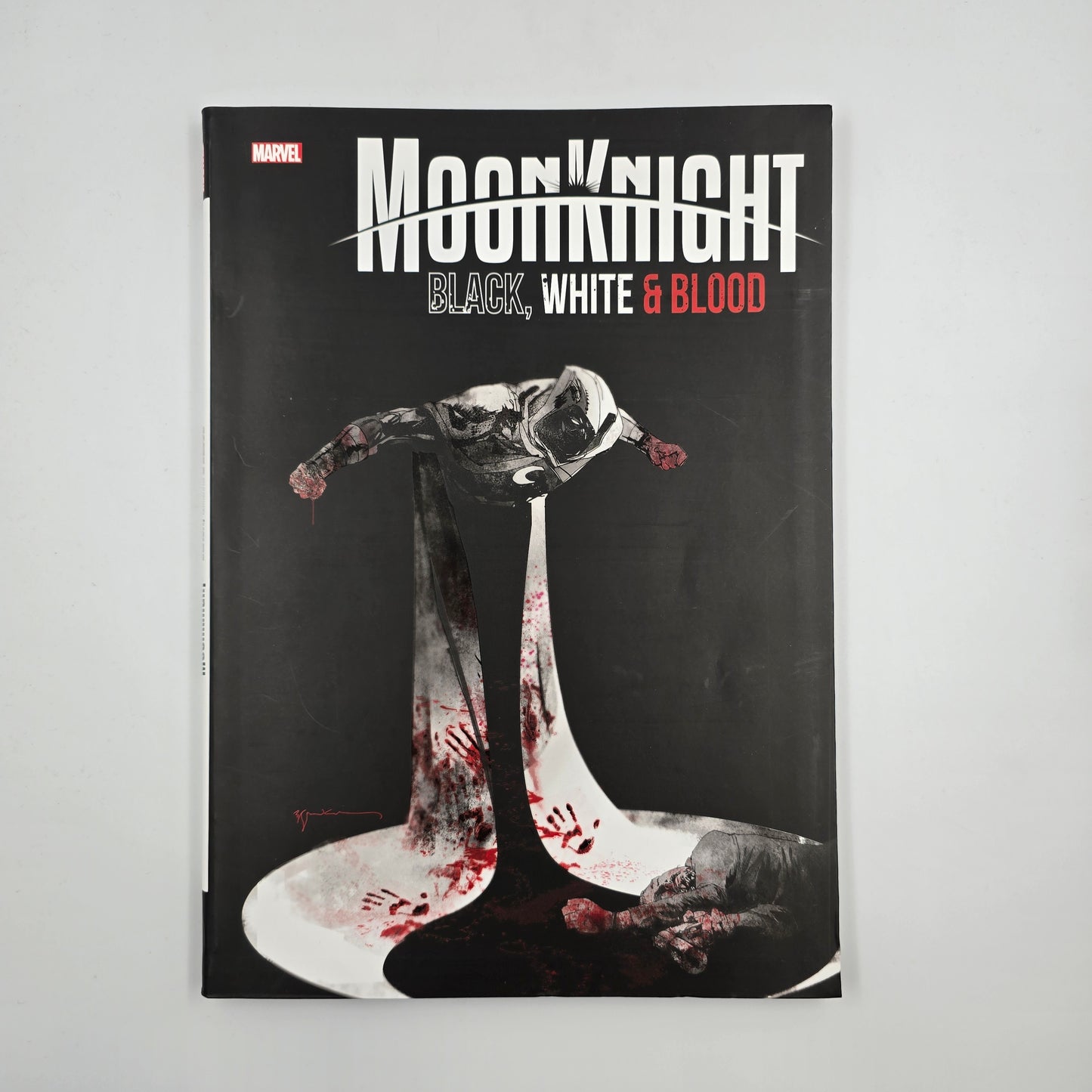 Moon knight : black white blood.