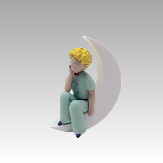 Figurine le Petit Prince assis sur la lune