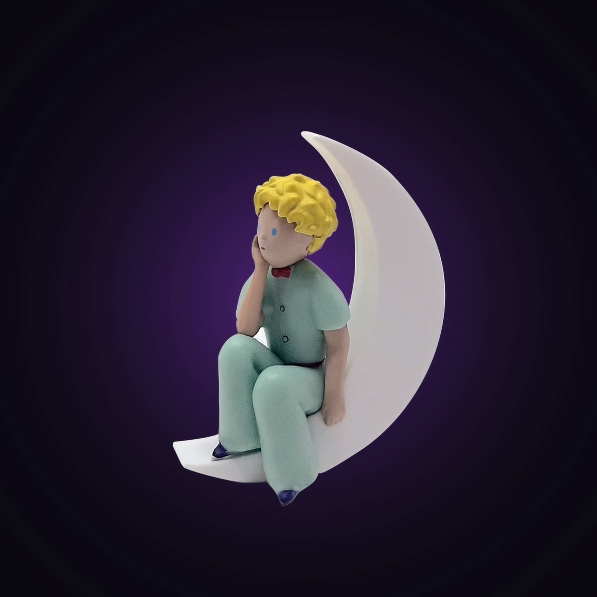Figurine le Petit Prince assis sur la lune